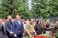 Уполномоченный по правам человека в Томской области Е.Карташова вместе с томичами возложила цветы в память о погибших земляках